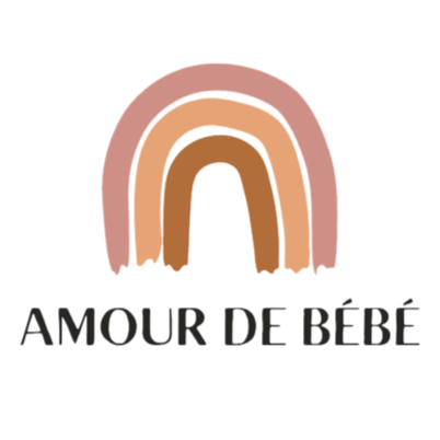 bébé face à la caméra avec un grand sourire
