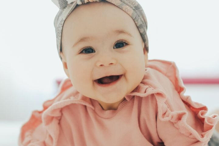 bébé avec un bandana heureux